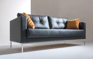 sofa-3-lugares-em-couro-ref-1214-kf-estofados-movelaria-couro-preto-almofada-mostarda0-big
